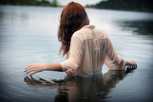 水につかる女性
