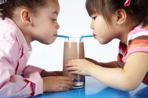 チョコレートミルクを飲む子供