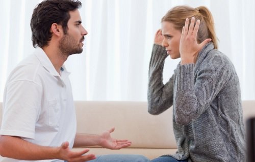 喧嘩する夫婦