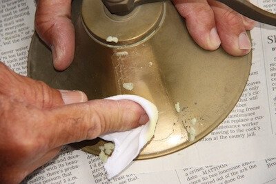 金属を磨く