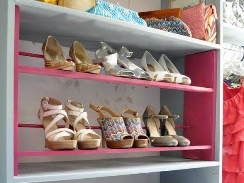 靴の収納-かわいい色の棚