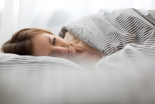 眠る女性