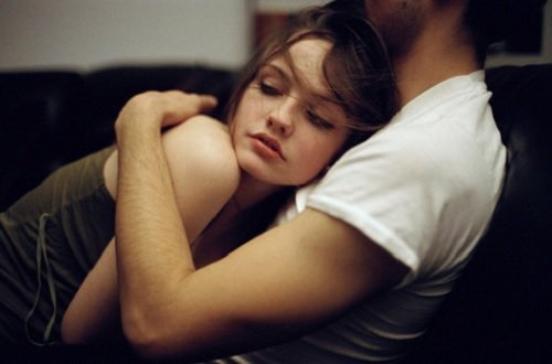 女性を抱きしめる男性