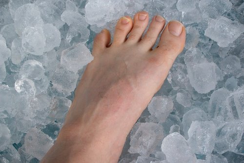 氷と足