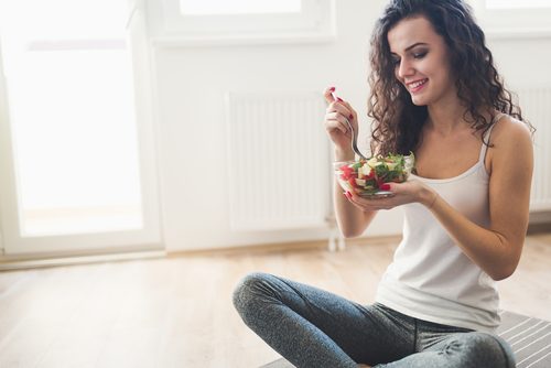 サラダを食べる女性