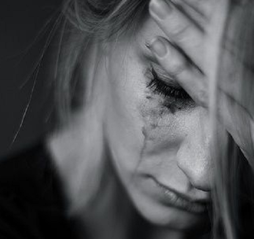 悲しむ女性