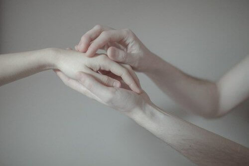 二人の手