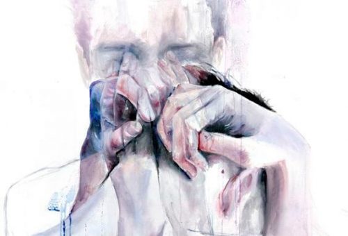 苦しみに耐える女性