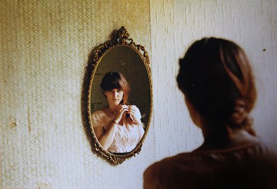 鏡を見つめる女性