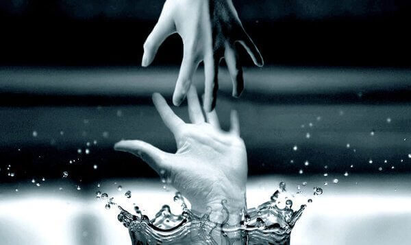 水を触る手