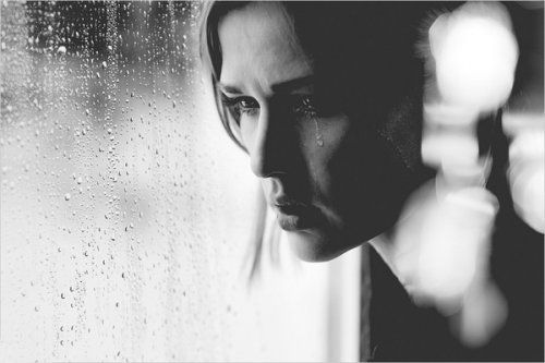 women-black-and-white-artistic-tears-monochrome-sadness_www.wall321.com_79-500x333