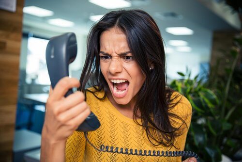電話口で怒る女性