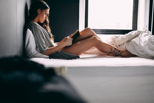 ベットの上に座る女性