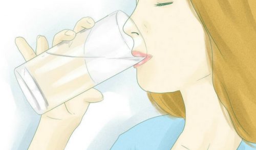 白湯を飲む