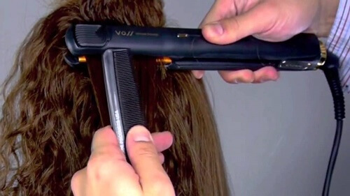 ダメージ最小で髪をストレートにする3つのヒント