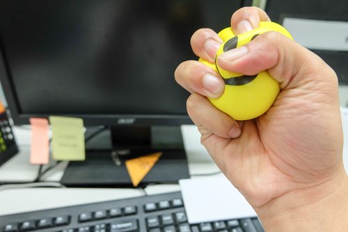 パソコンの前でこぶしを握り締める