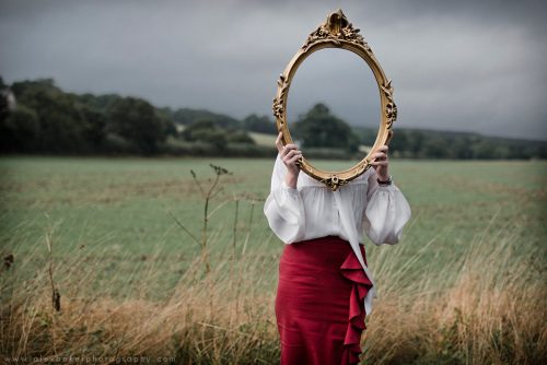 鏡の中の顔のない女性