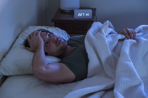 眠れない男性