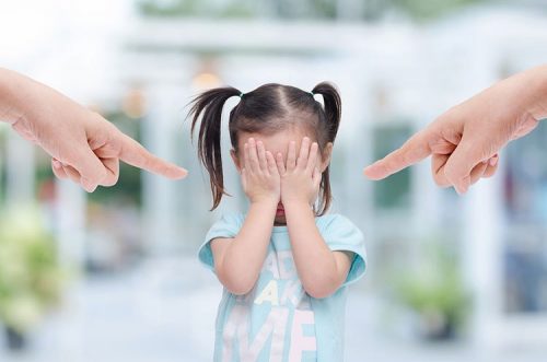 目を覆って非難に耐える子供