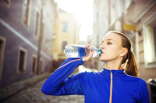 ジョギングの途中で水を飲む人