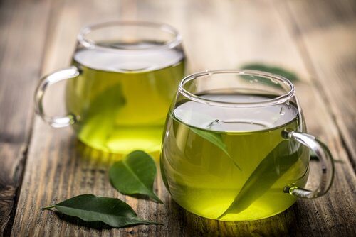 洋風のカップに入った緑茶