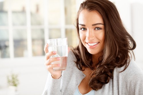 水を飲んでいる女性