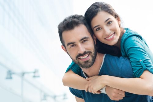 男性の背に女性がもたれかかっている