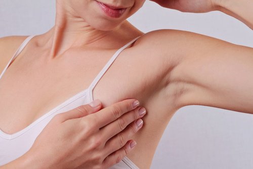 ナチュラルな方法で脇の黒ずみを消す