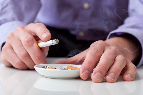 喫煙中の人と灰皿