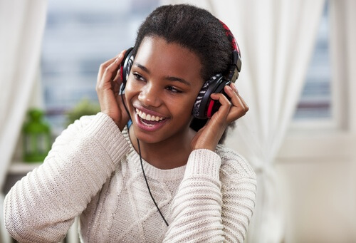 ヘッドホンで音楽を聴く女性