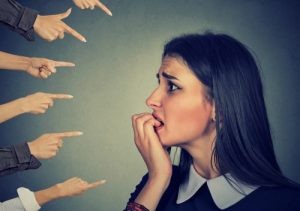 あなたは他人の目を気にしすぎるタイプ？