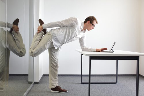 足をストレッチする男性