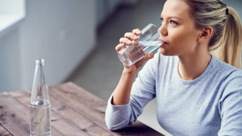 水を飲む女性