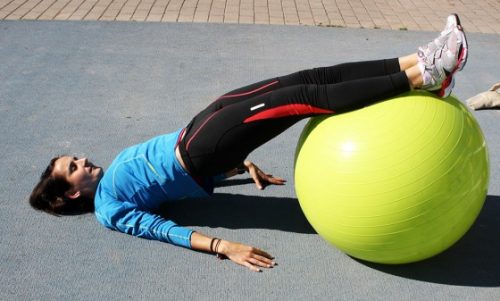 エクササイズボールで腹筋を鍛える
