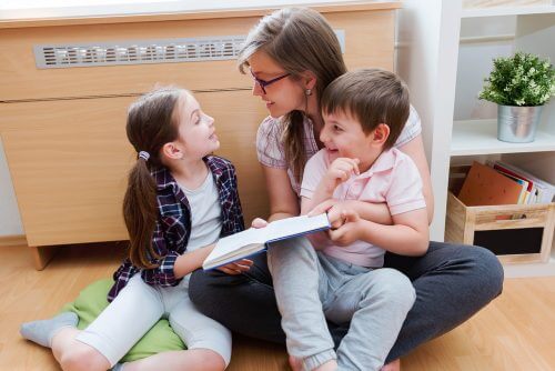 読書をする女性と子供達