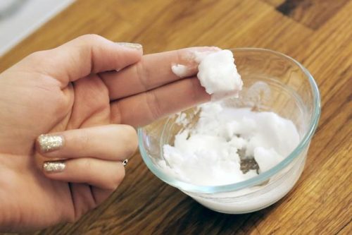 ボールn入ったクリーム状の白い混ぜ合わせ