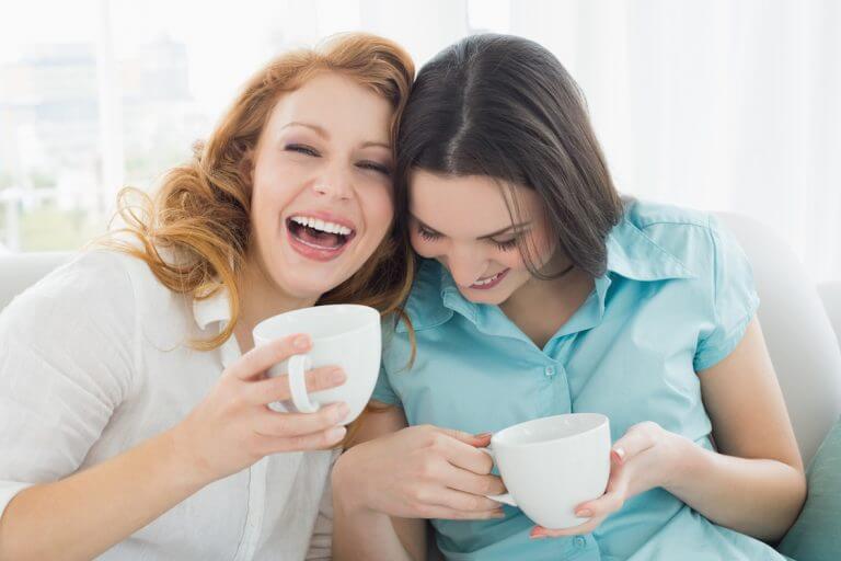 女性2人が笑顔でドリンク