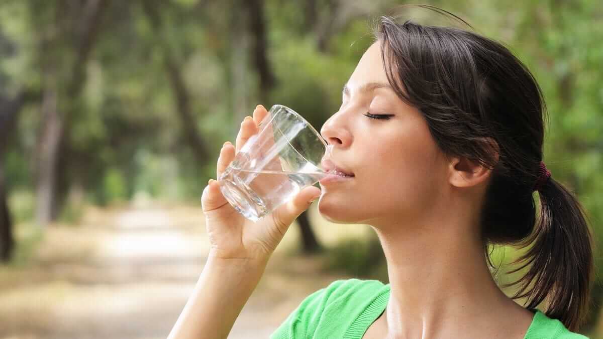 水を飲む女性