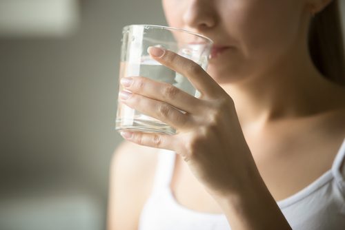 水を飲む女性