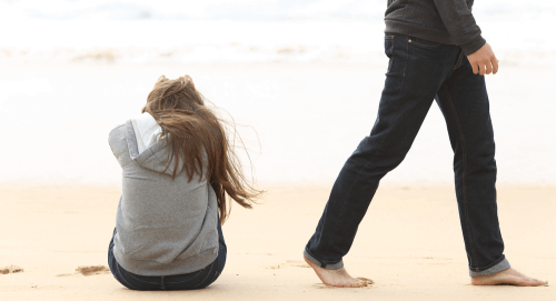 海にいる男女