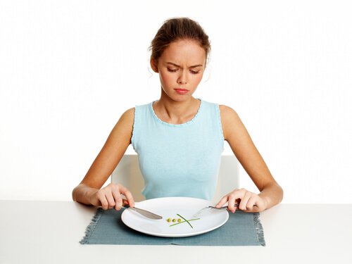 怪訝な顔をした女性と少しの食事