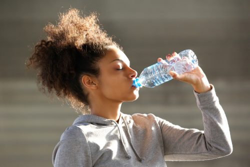 水を飲む