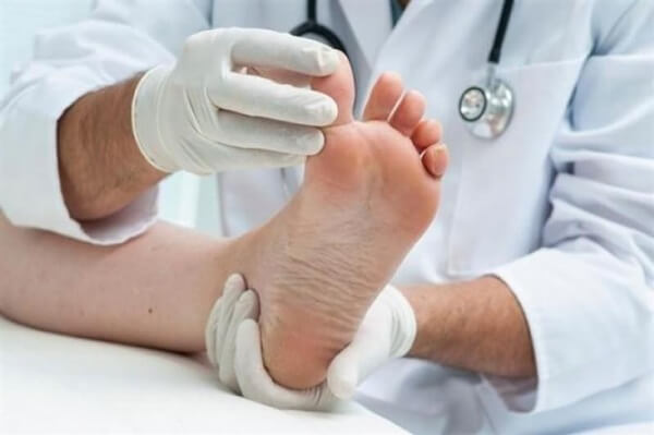 足を診察する医師