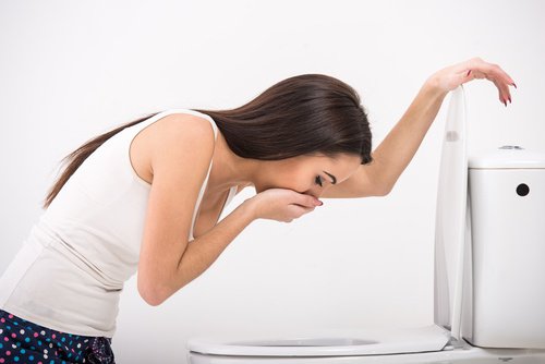 トイレで吐く女性