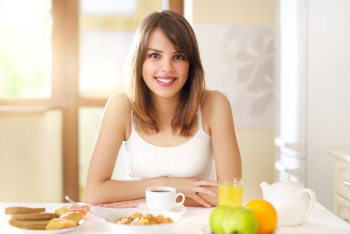 朝食を取る女性