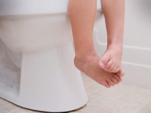 トイレに座る子供
