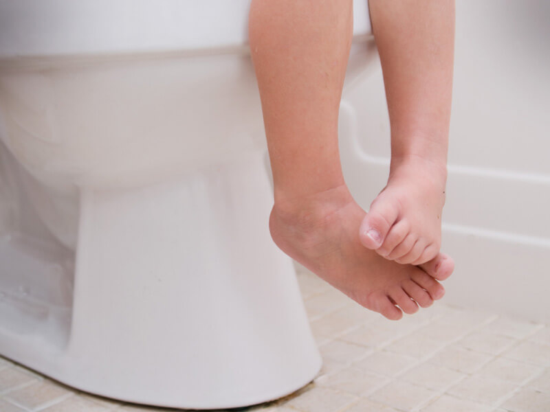 トイレに座る子供