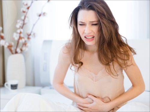 腹痛の女性