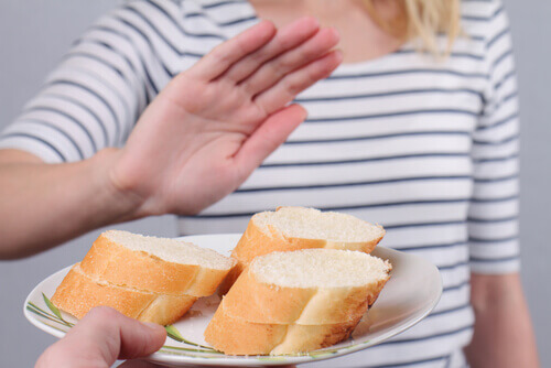 パンを断る女性