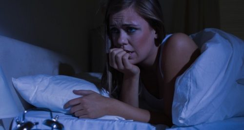 夜間パニック発作の女性